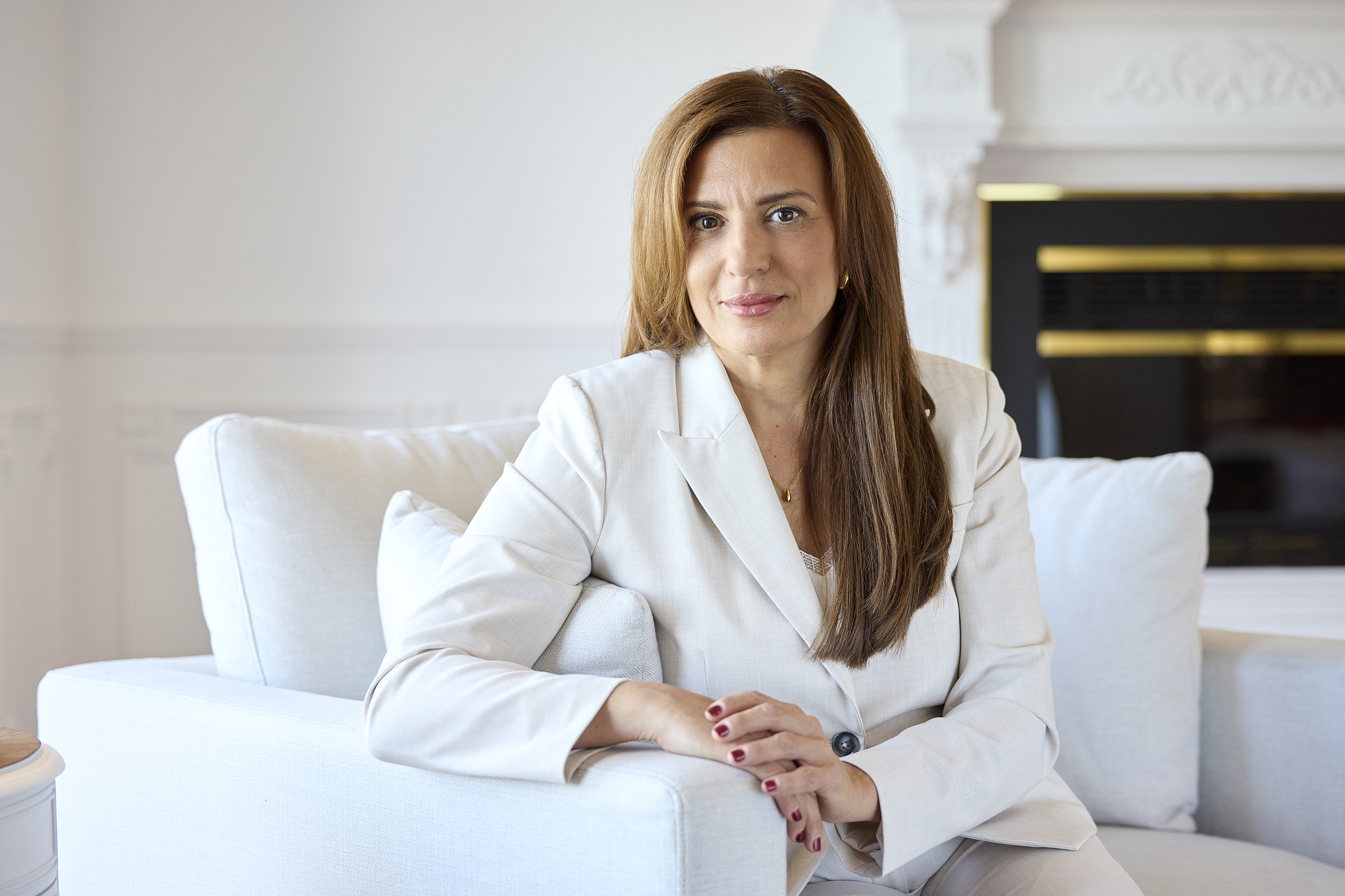 Marie-Dominique Taillon assise devant le foyer